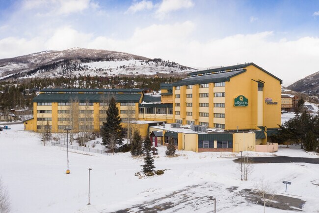 Plus de détails pour 560 Silverthorne Ln, Silverthorne, CO - Services hôteliers à vendre