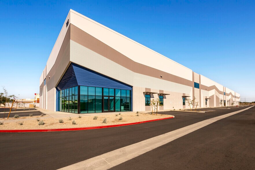 725 N Eliseo C. Felix Jr Way, Avondale, AZ à louer - Photo du bâtiment - Image 2 de 22