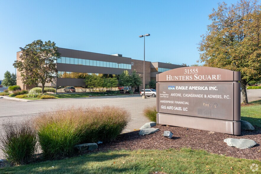 31555 W 14 Mile Rd, Farmington Hills, MI à louer - Photo du bâtiment - Image 2 de 6
