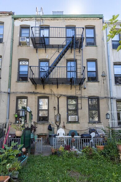 4 Six-Family Buildings in Ridgewood portefeuille de 4 propriétés à vendre sur LoopNet.ca - Photo du bâtiment - Image 3 de 12