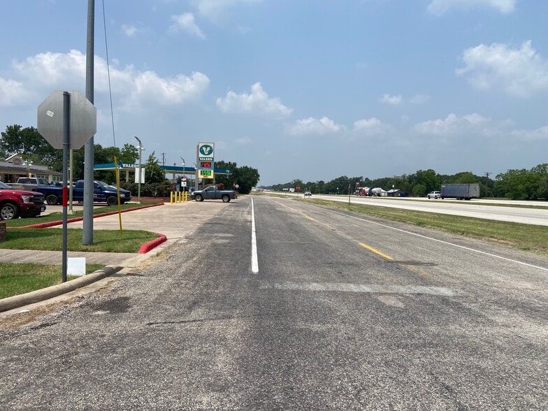 108 Thigpen St, Carmine, TX à vendre - Photo du bâtiment - Image 2 de 13