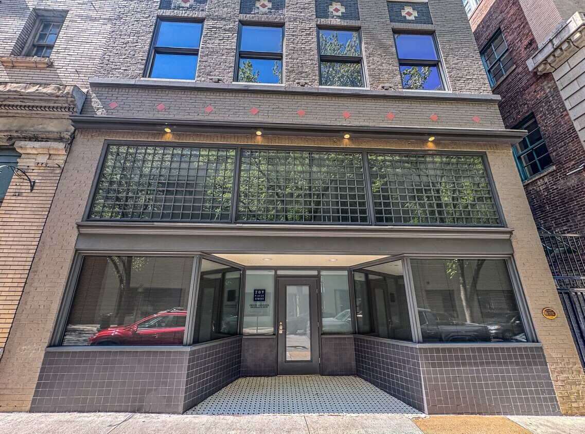 209 1st St SW, Roanoke, VA à vendre Photo principale- Image 1 de 22