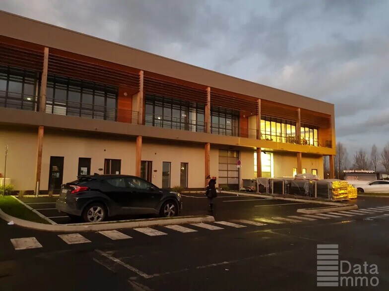 Industriel dans Collégien à louer - Photo du bâtiment - Image 2 de 13