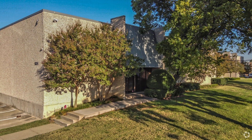 1321-1343 Round Table Dr, Dallas, TX for lease - Primary Photo - Image 1 of 6