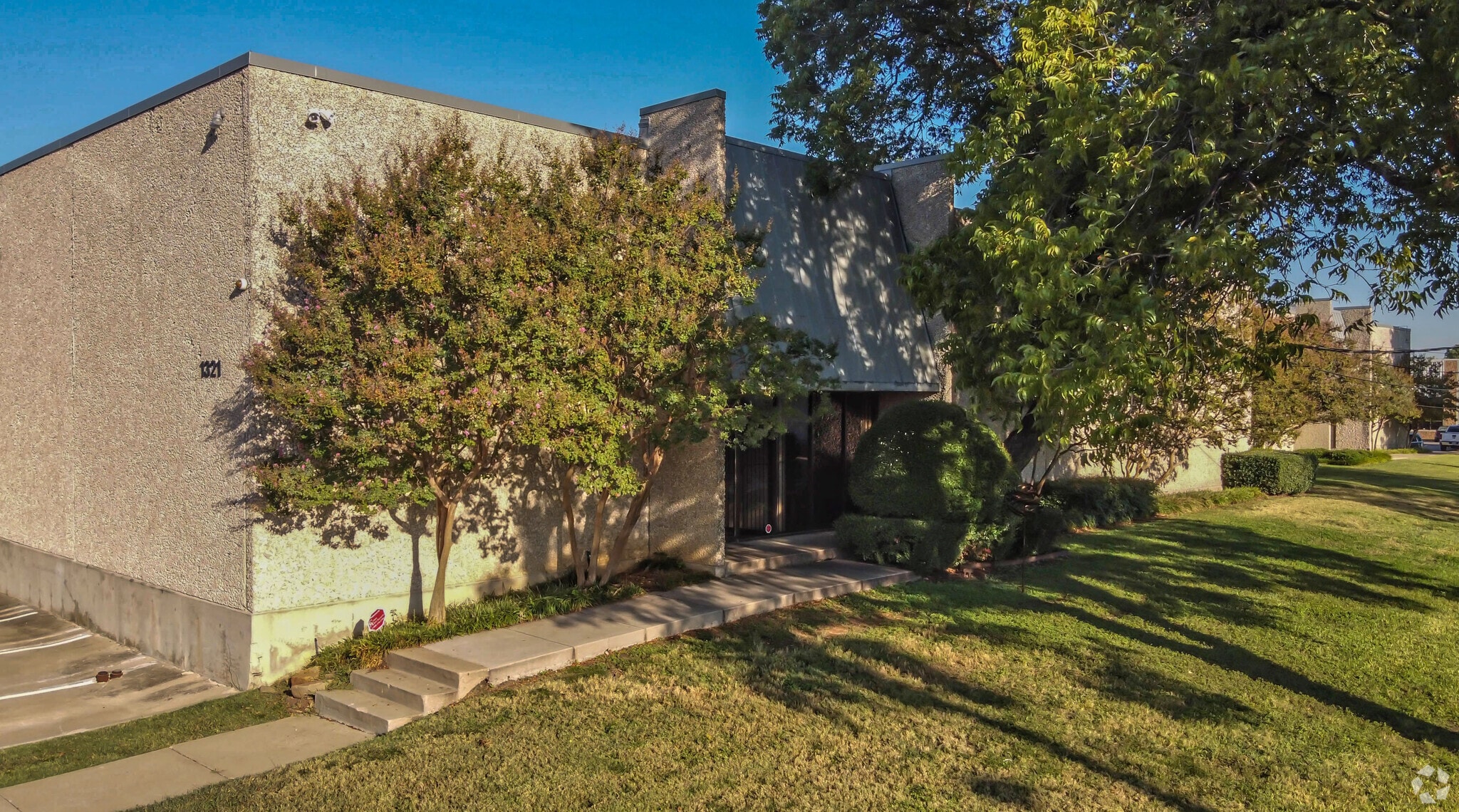 1321-1343 Round Table Dr, Dallas, TX for lease Primary Photo- Image 1 of 7
