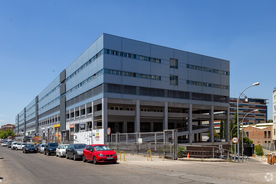 Calle de Isabel Colbrand, 10-12, Madrid, Madrid à louer - Photo du bâtiment - Image 3 de 18