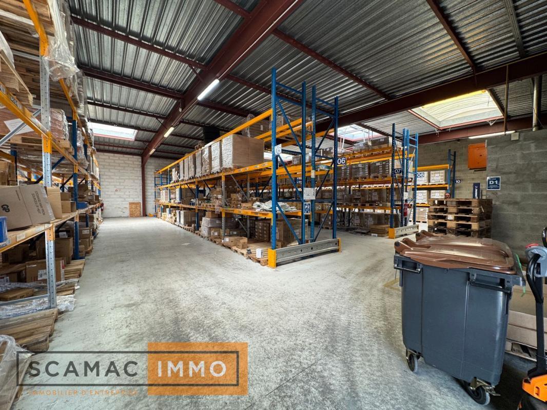 Industrial in Saint-Pierre-du-Perray for lease Building Photo- Image 1 of 14