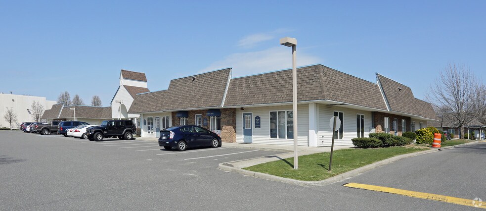 100 S Jersey Ave, Setauket, NY à vendre - Photo du bâtiment - Image 2 de 18