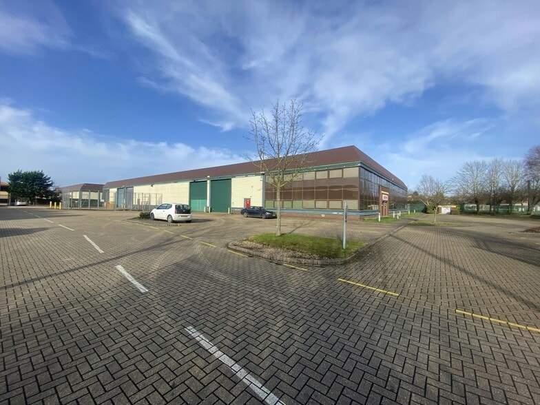 552 Fairlie Rd, Slough for lease - Building Photo - Image 3 of 9