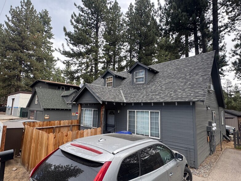 937 3rd St, South Lake Tahoe, CA à vendre - Photo du bâtiment - Image 2 de 7