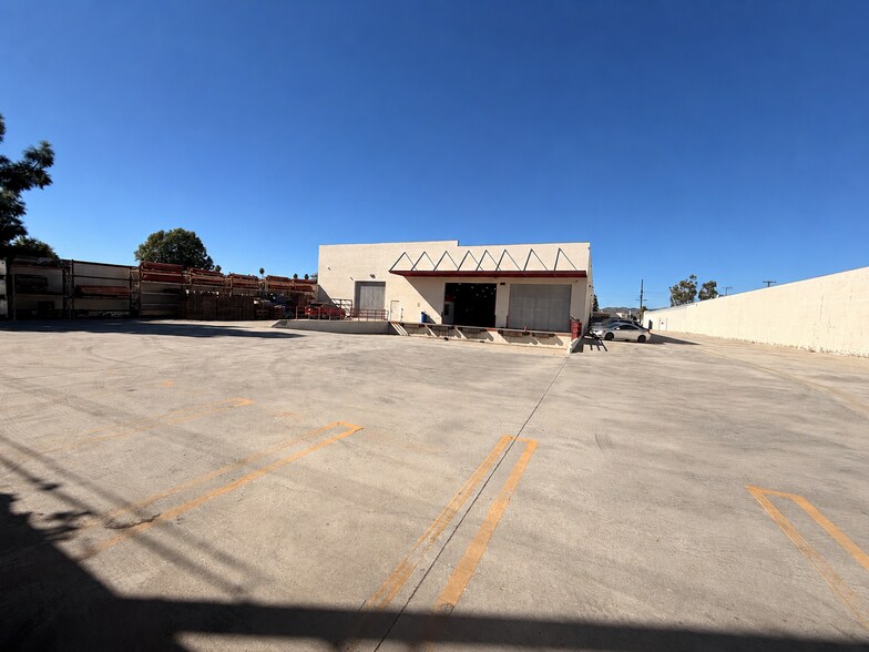 8100 Deering Ave, Canoga Park, CA à louer - Photo du bâtiment - Image 2 de 4