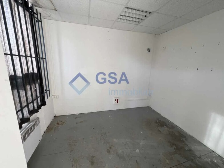 Flex in Ris-Orangis for lease - Interior Photo - Image 3 of 4