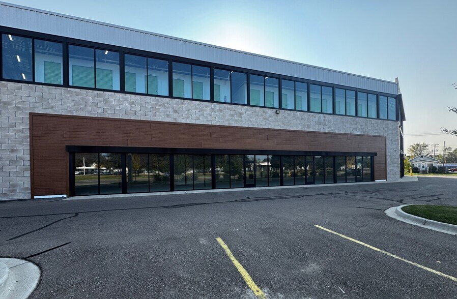 24200 Gratiot Ave, Eastpointe, MI à louer - Photo du bâtiment - Image 3 de 3