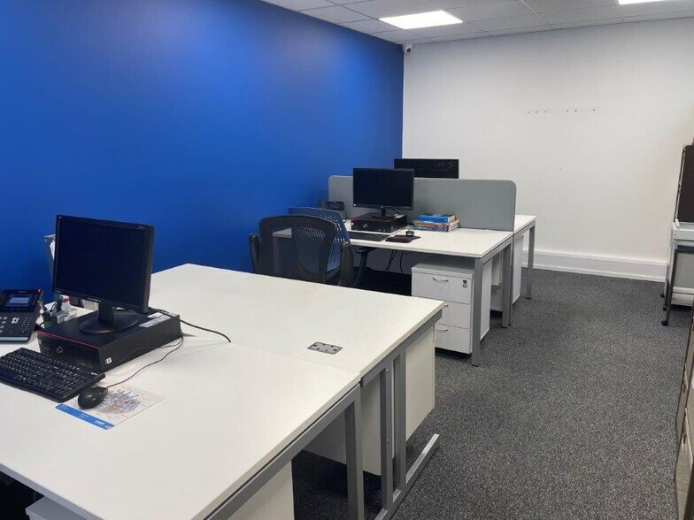 Fullers Rd, Londres à vendre - Photo du bâtiment - Image 2 de 2