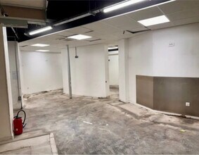 Retail in Paris for lease Interior Photo- Image 2 of 3