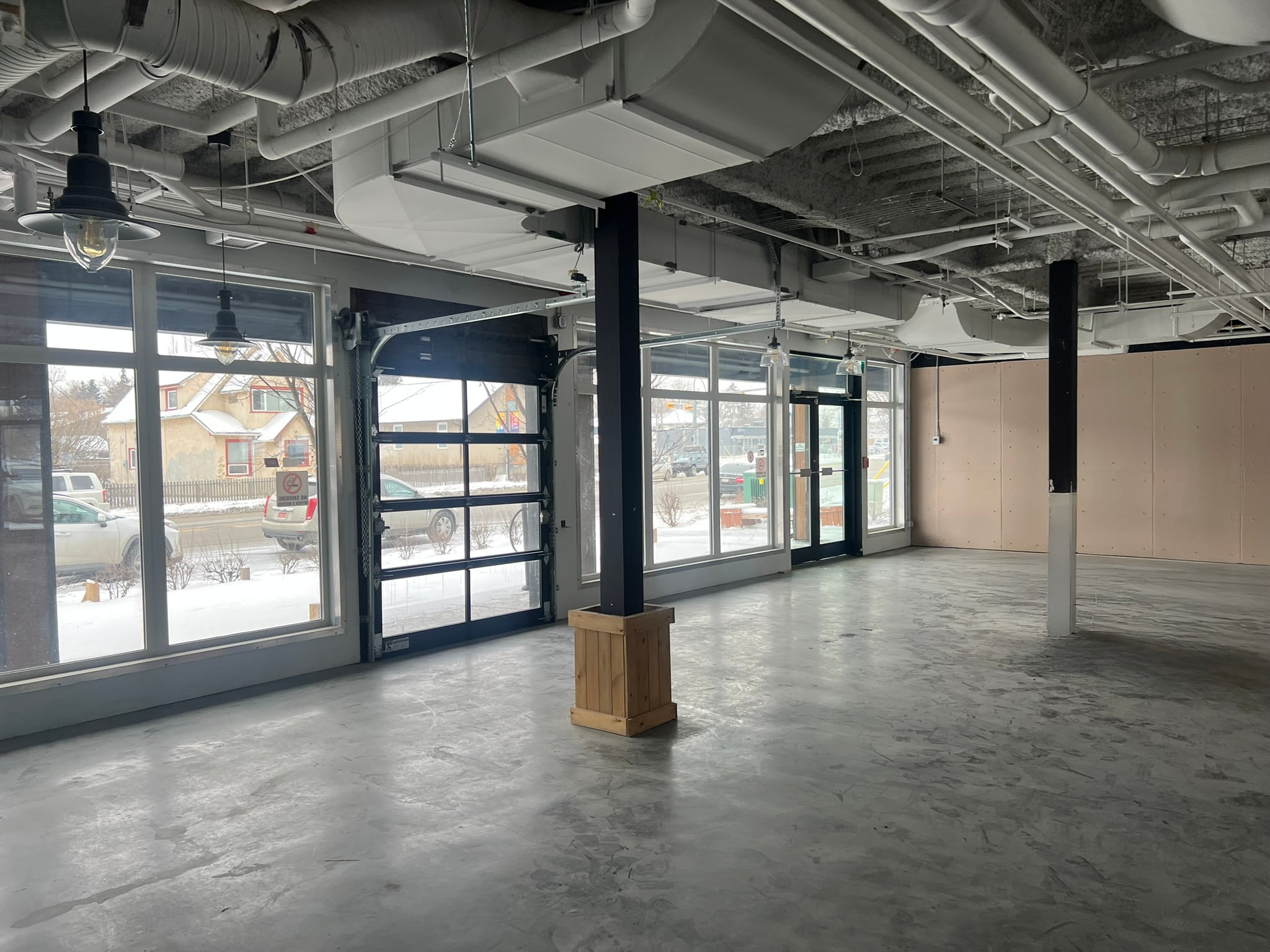 1319 Edmonton Trl NE, Calgary, AB à louer Photo intérieure- Image 1 de 6