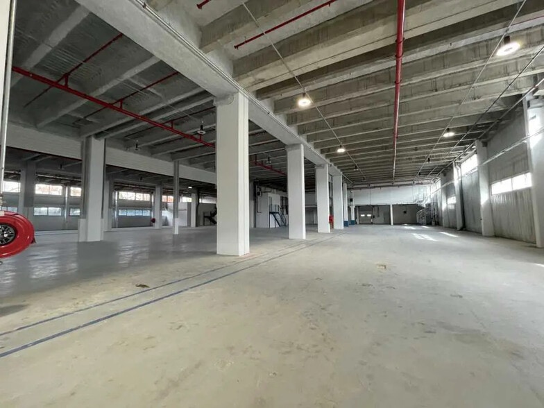 Flex in Rosny-sous-Bois for lease - Interior Photo - Image 3 of 7