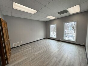 386 Pennsylvania Ave, Glen Ellyn, IL for lease Interior Photo- Image 2 of 7