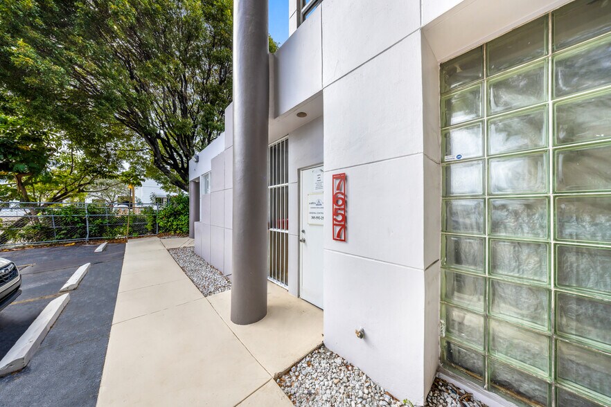 7655-7669 NW 50th St, Miami, FL à vendre - Photo du bâtiment - Image 3 de 24