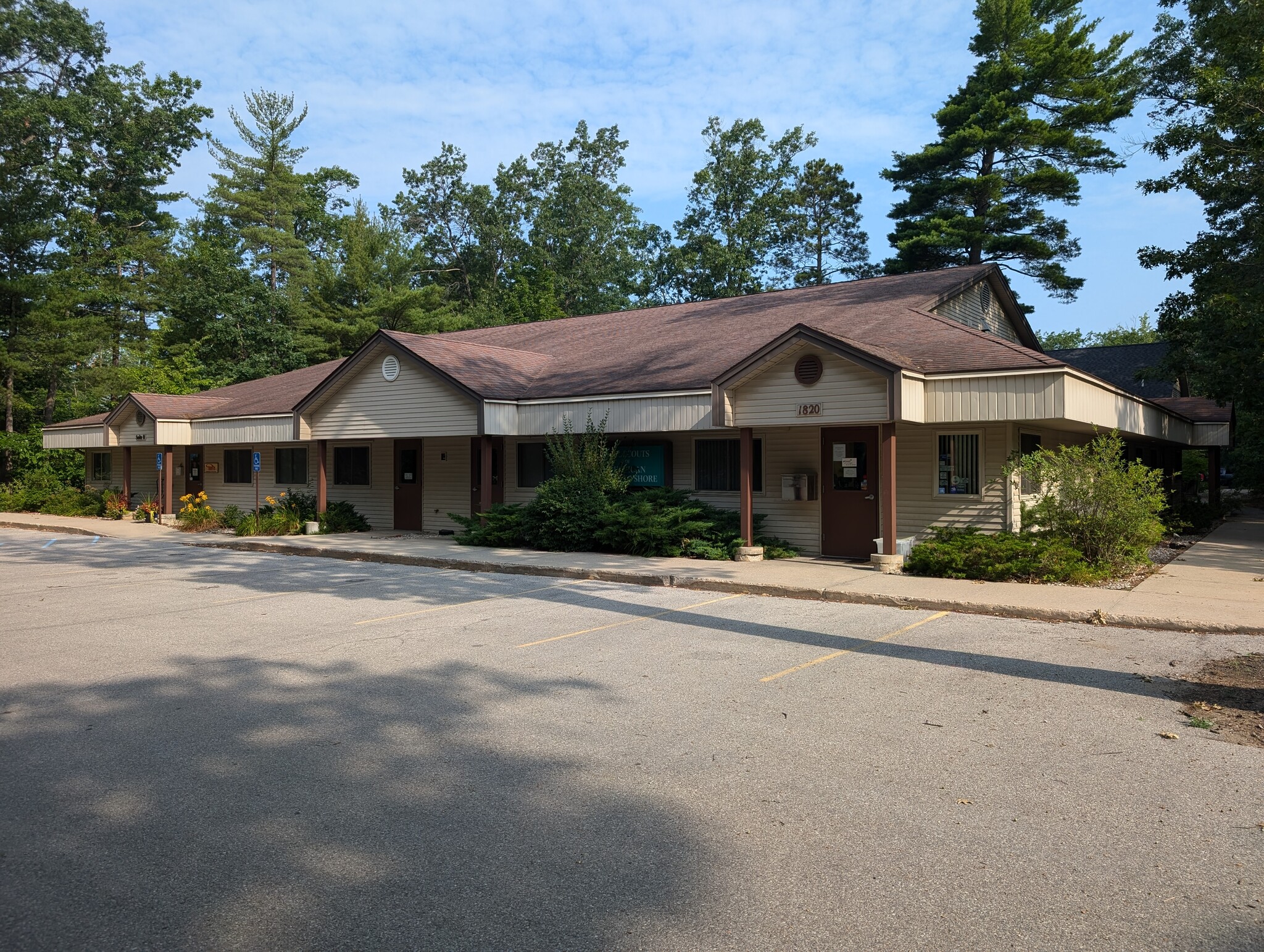 1820 Oak Hollow Dr, Traverse City, MI à vendre Photo du bâtiment- Image 1 de 38