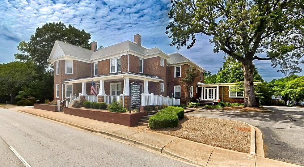 324 E Saint John St, Spartanburg, SC à louer - Photo du bâtiment - Image 2 de 3