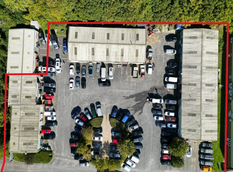 Unit 1-12 & 16-20 Henfield Business Park portefeuille de 3 propriétés à vendre sur LoopNet.ca - Photo du bâtiment - Image 3 de 5