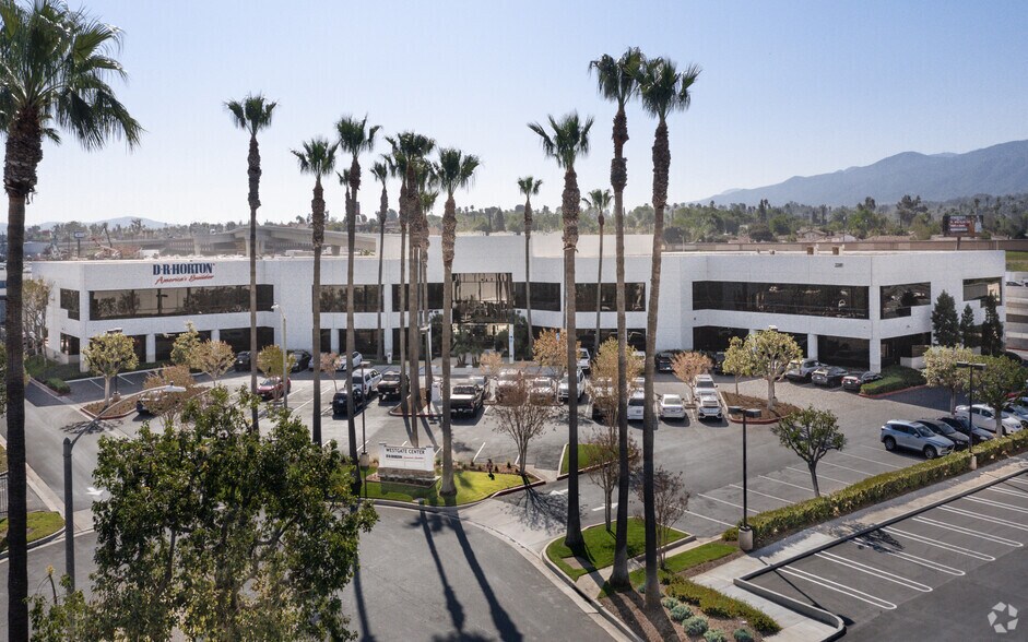 2280 Wardlow Cir, Corona, CA à louer - Photo du bâtiment - Image 1 de 7