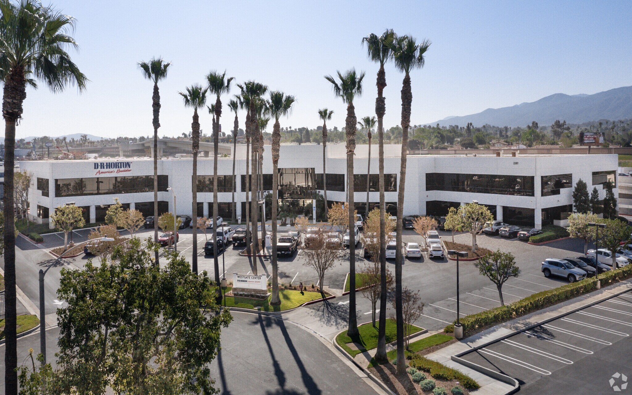 2280 Wardlow Cir, Corona, CA à louer Photo du bâtiment- Image 1 de 8