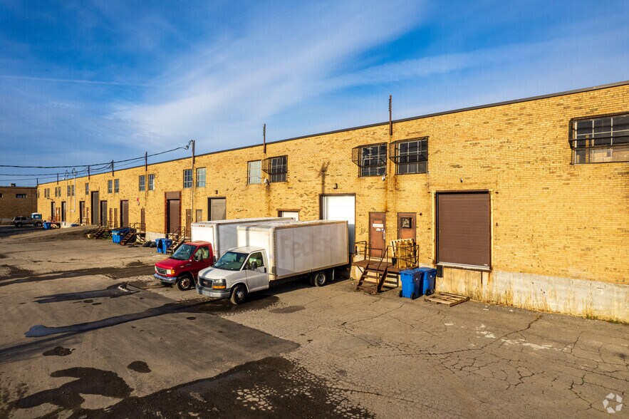 8104-8170 Ch Montview, Mt Royal, QC for lease - Building Photo - Image 3 of 5