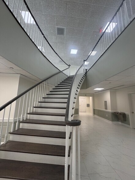 1 Rossmoor Dr, Monroe Township, NJ à louer - Photo du bâtiment - Image 3 de 29