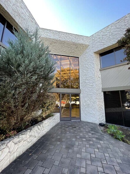 710 lakeway Dr, Sunnyvale, CA à louer - Photo du bâtiment - Image 3 de 50