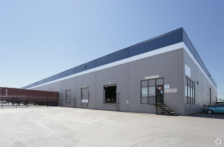 2108-2130 NE Argyle St, Portland, OR à louer - Photo du bâtiment - Image 2 de 3