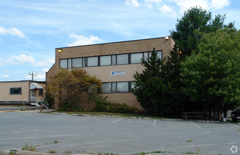 14900 Southlawn Ln, Rockville, MD à louer - Photo du bâtiment - Image 2 de 5