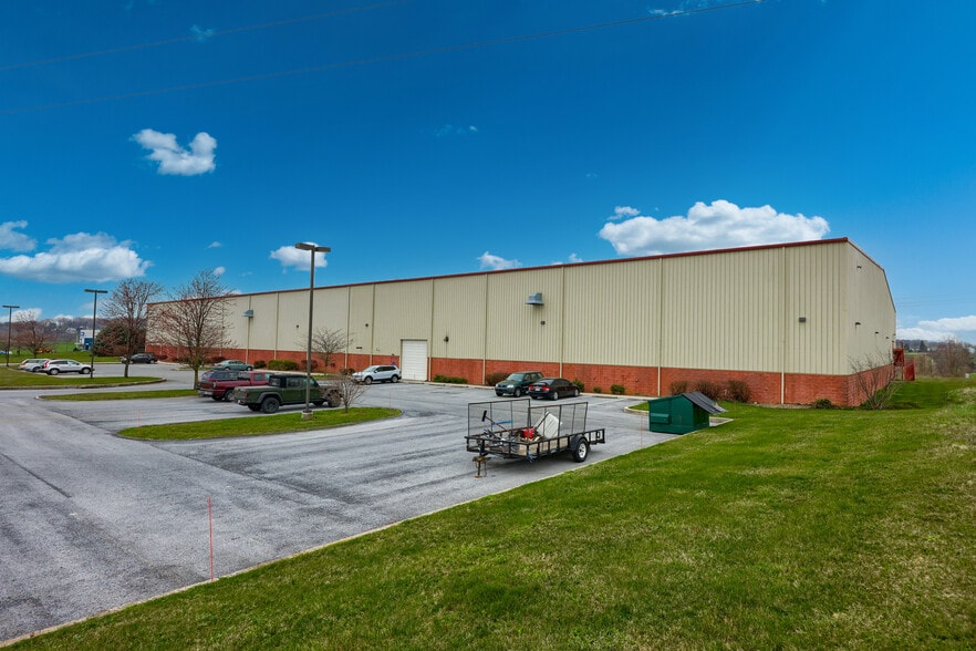 221 Forney Dr, Ephrata, PA for sale - Building Photo - Image 3 of 29