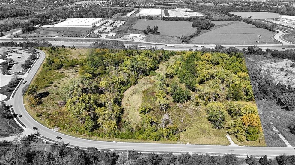 2401 NE Coronado Dr, Blue Springs, MO for sale - Primary Photo - Image 1 of 1