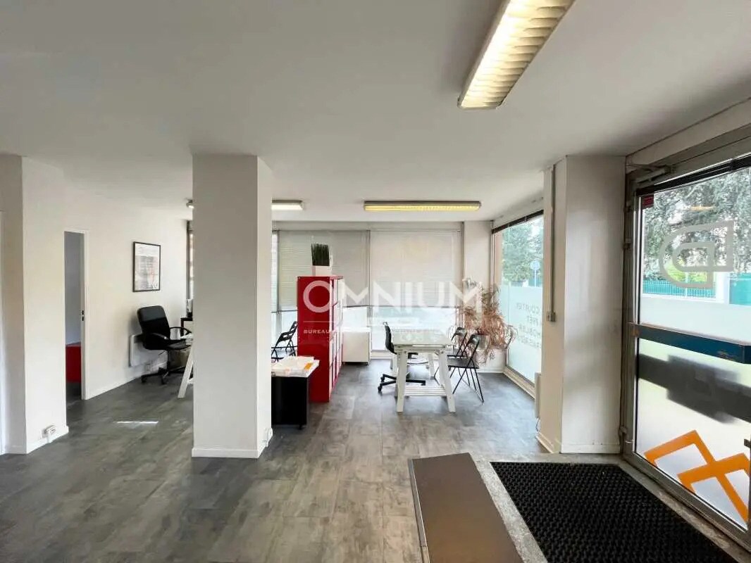 Office in Bron for lease Interior Photo- Image 1 of 5