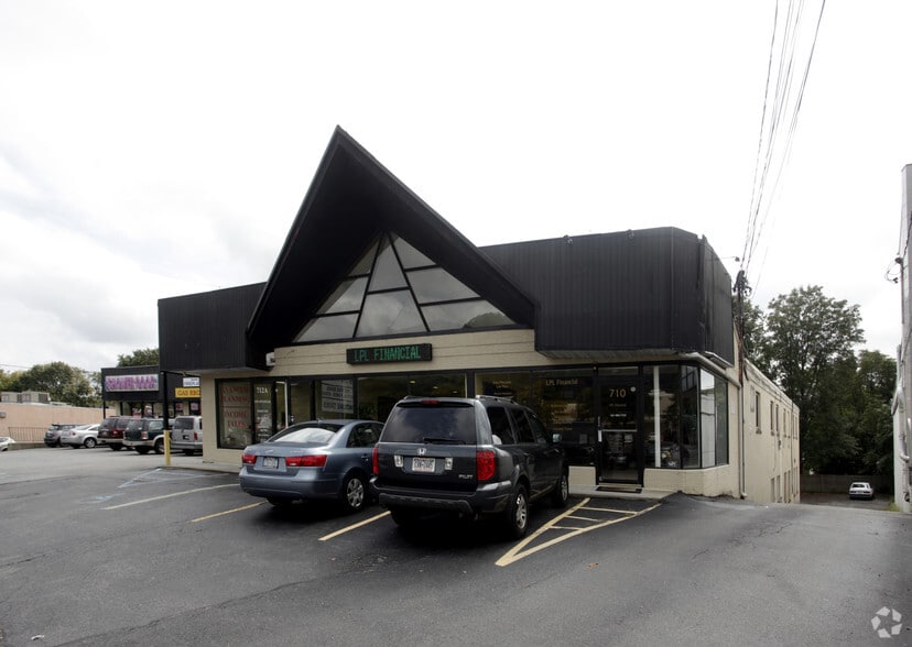 710-714 E Jericho Tpke, Huntington Station, NY for lease - Primary Photo - Image 1 of 4