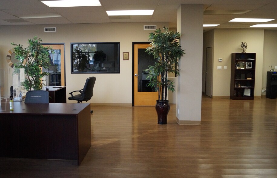 400 San Fernando Mission Blvd, San Fernando, CA à louer - Photo du bâtiment - Image 2 de 8