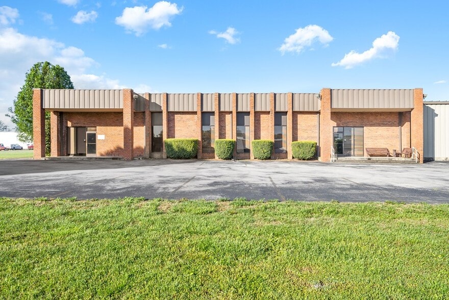 208 Bradshaw Pike, Hopkinsville, KY à louer - Photo du bâtiment - Image 1 de 15