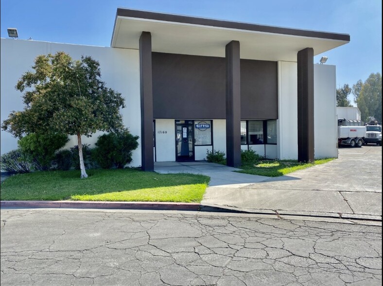 17160 Alburtis Ave, Artesia, CA for lease - Building Photo - Image 1 of 4