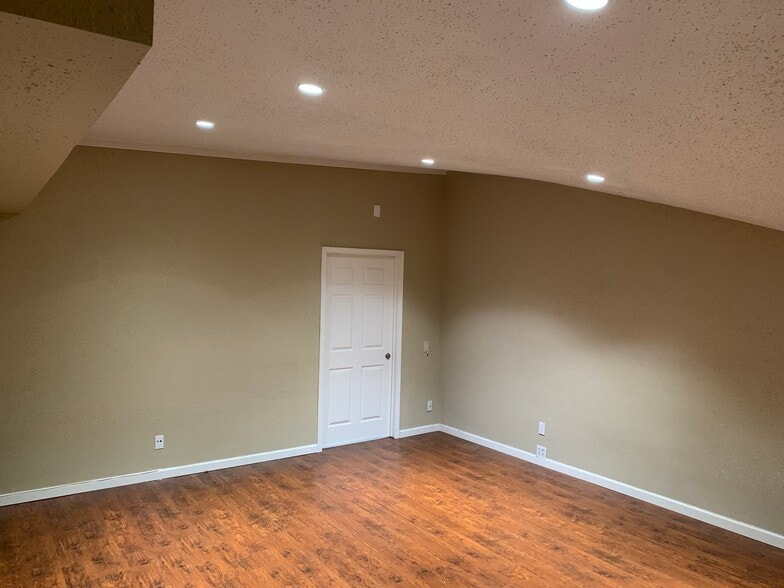 135 N Victory Blvd, Burbank, CA for lease - Building Photo - Image 2 of 5