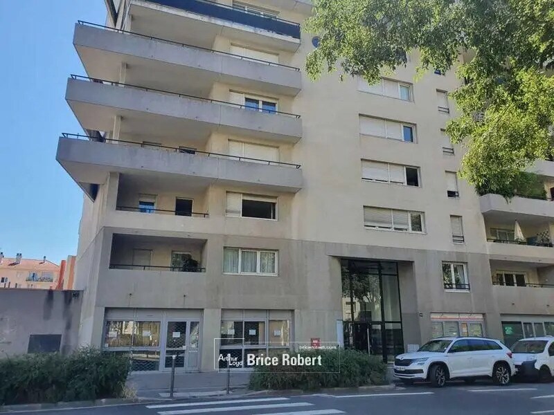 Commerce de détail dans Villeurbanne à louer Photo du bâtiment- Image 1 de 9