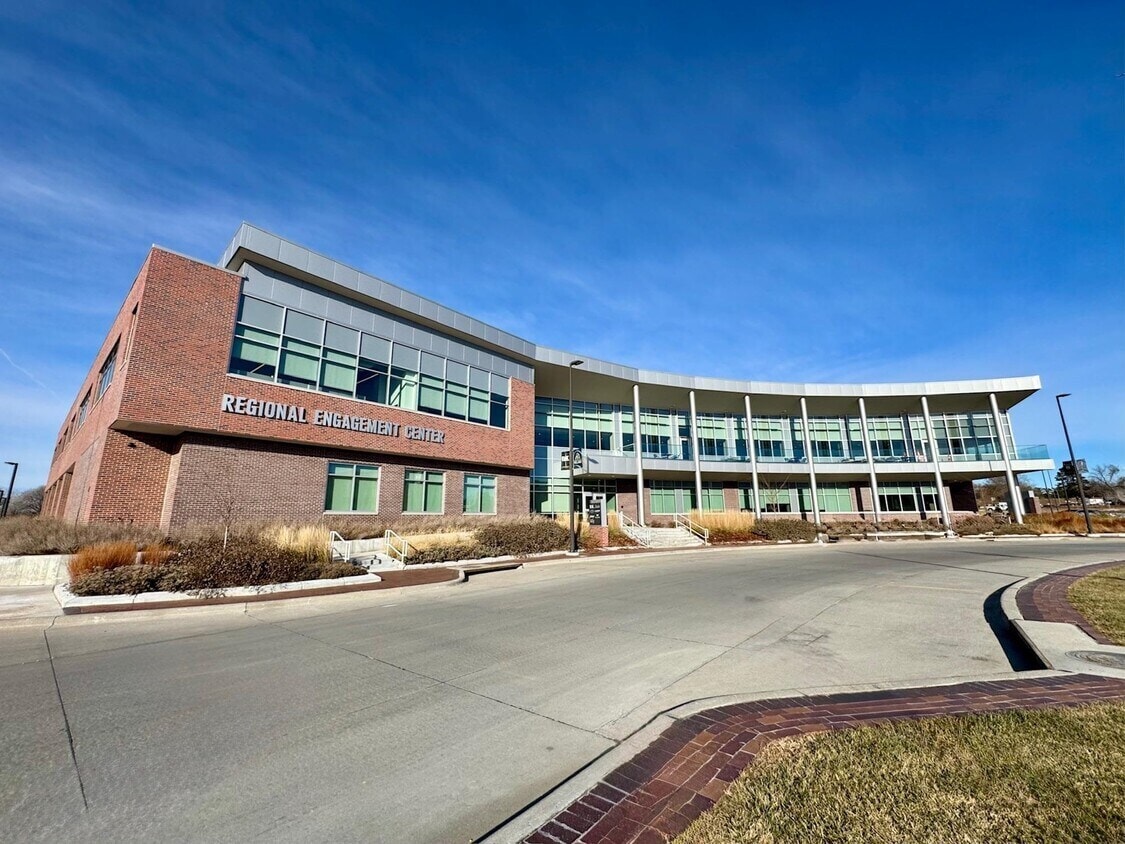 2204 University Dr, Kearney, NE for lease Primary Photo- Image 1 of 17