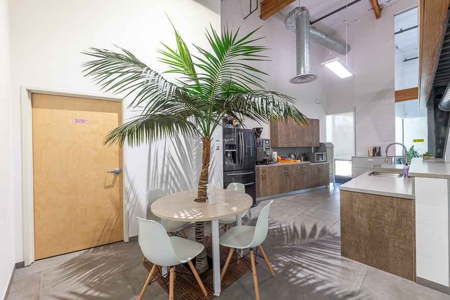 12610 Saticoy St S, North Hollywood, CA for sale - Interior Photo - Image 3 of 17