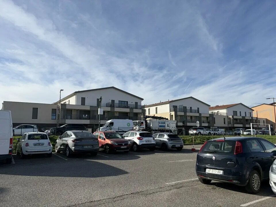 Commerce de détail dans Saint-Bonnet-de-Mure à louer Photo du bâtiment- Image 1 de 6