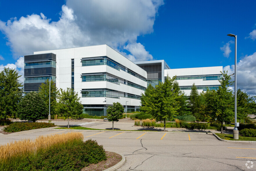 2300 University Ave E, Waterloo, ON à louer - Photo du bâtiment - Image 2 de 3