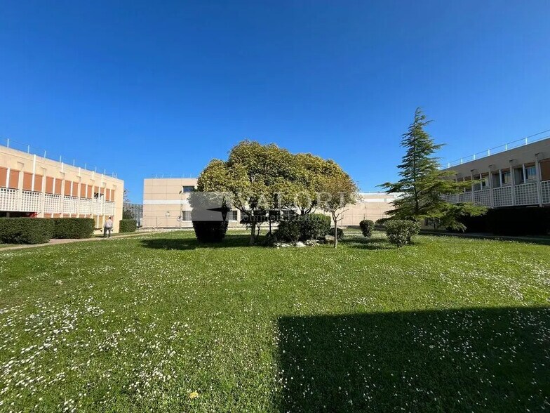 Office in Vitrolles for lease - Building Photo - Image 2 of 9