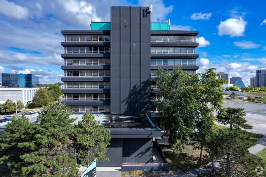 15 Gervais Dr, Toronto, ON à louer - Photo du bâtiment - Image 3 de 6