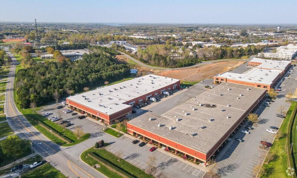 128 Talbert Rd, Mooresville, NC à louer - Photo du bâtiment - Image 2 de 7