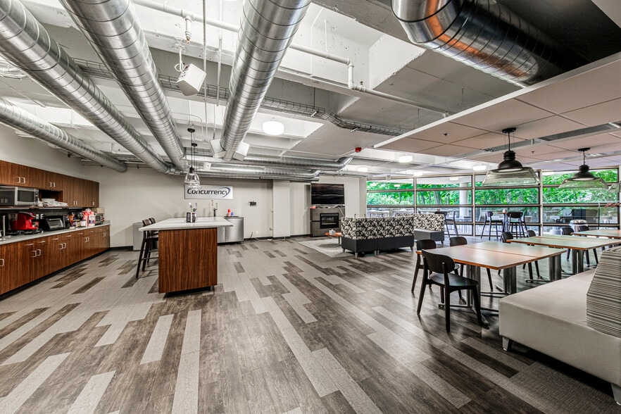 13600 Bishops Ct, Brookfield, WI for lease - Interior Photo - Image 3 of 11